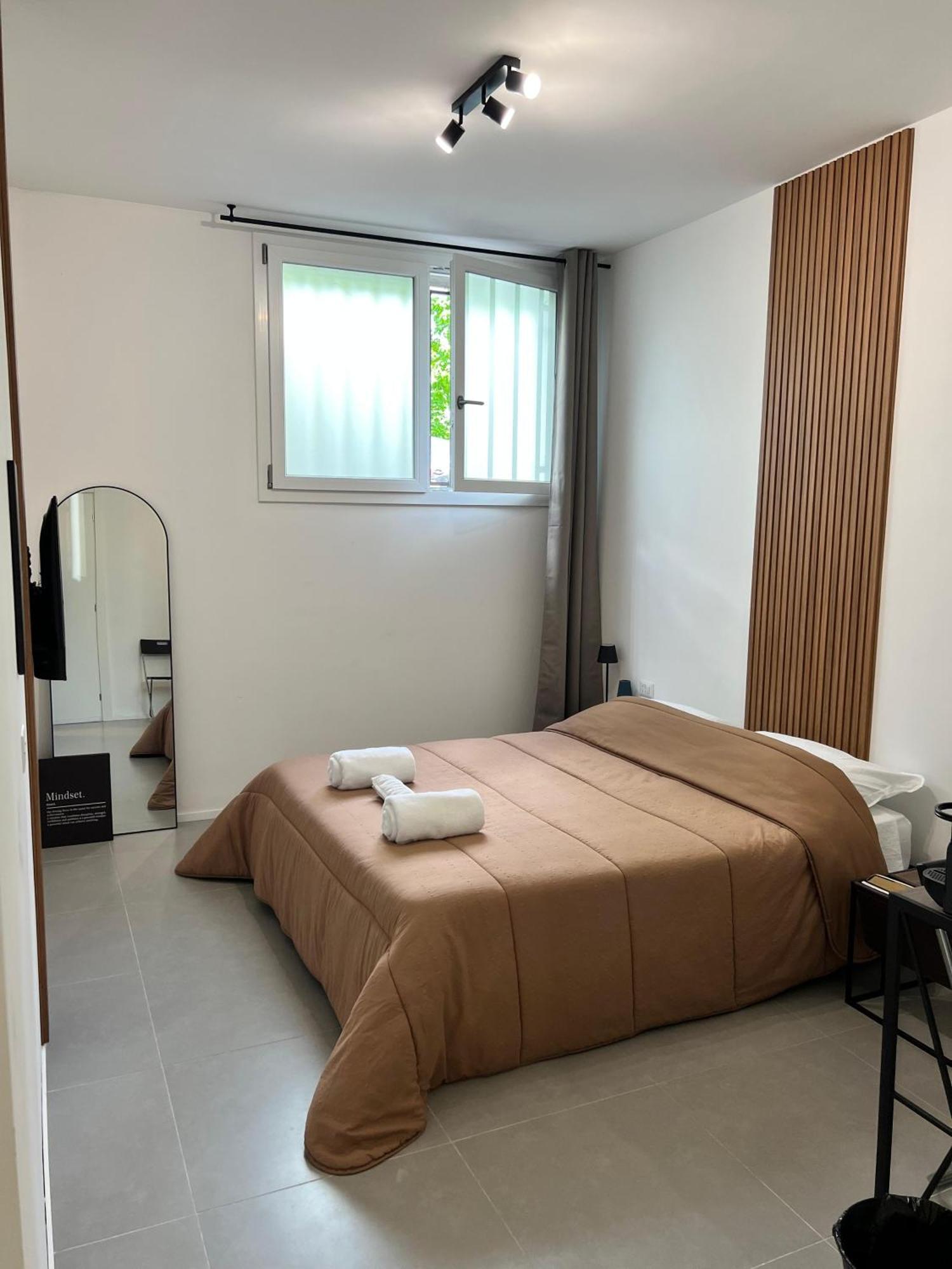 12 Guest house